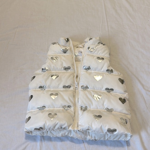 Gap Baby Cream Puffer Vest with Silver Foil Hearts, Size 5 Valentines Day - Picture 1 of 7